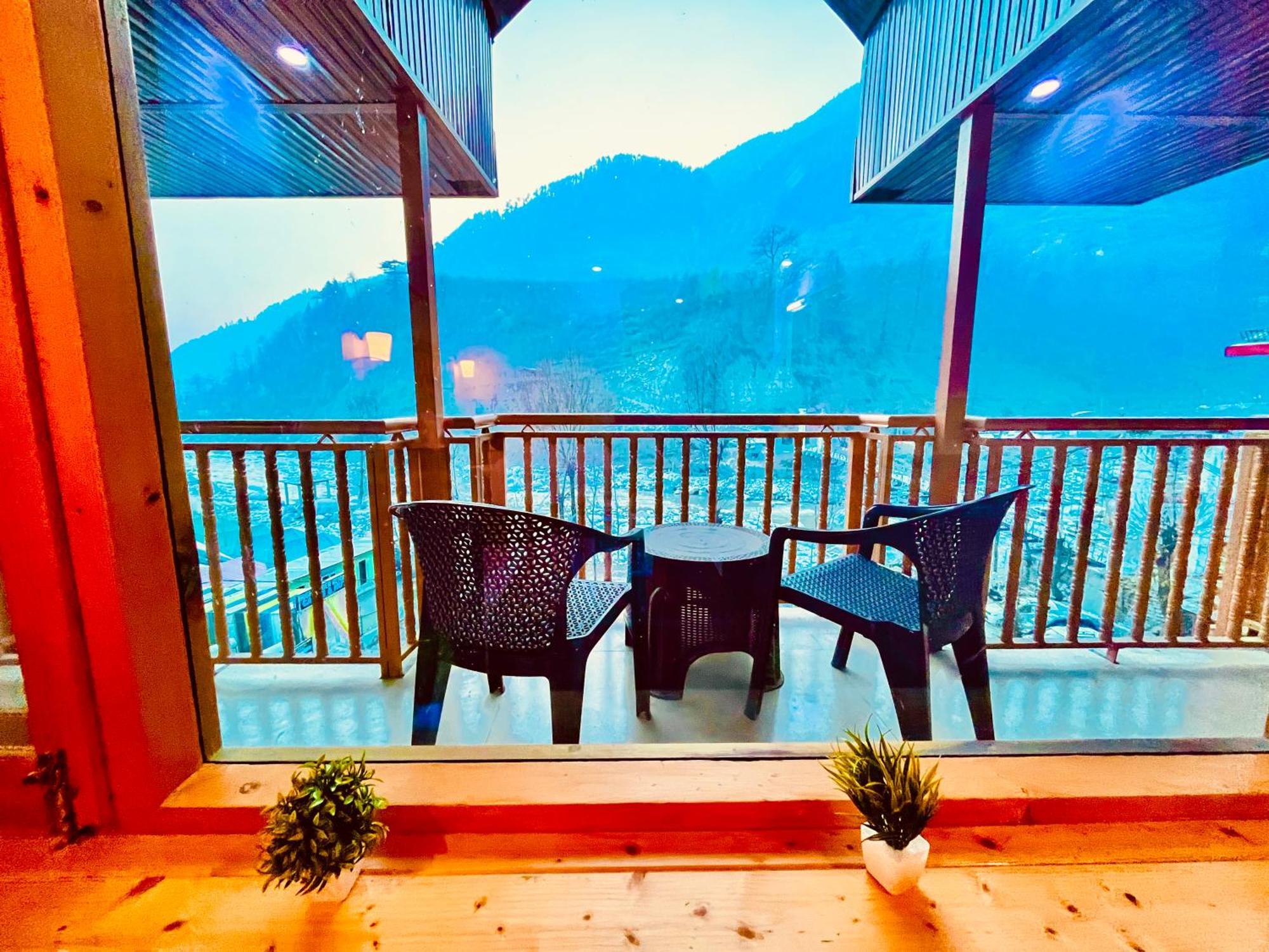 Himalayan Fort Resort, Manali - ! Riverside Property !! Big Lawn With Bonfire !! Best Selling !! Scenic River & Mountais View !! Big Parking !! Luxury Balcony Rooms !! Playing Zone !! Property Of The Year ! M 98160-43600 Екстериор снимка