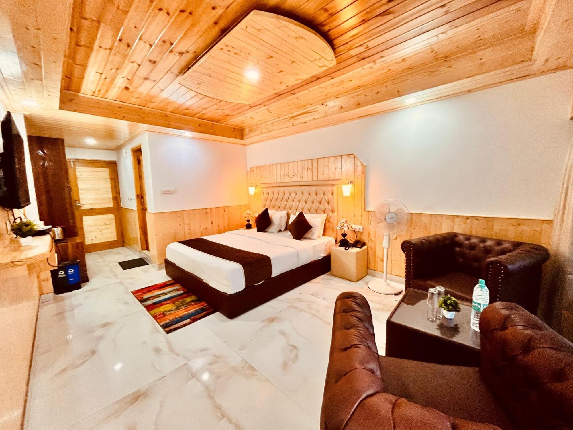 Himalayan Fort Resort, Manali - ! Riverside Property !! Big Lawn With Bonfire !! Best Selling !! Scenic River & Mountais View !! Big Parking !! Luxury Balcony Rooms !! Playing Zone !! Property Of The Year ! M 98160-43600 Екстериор снимка