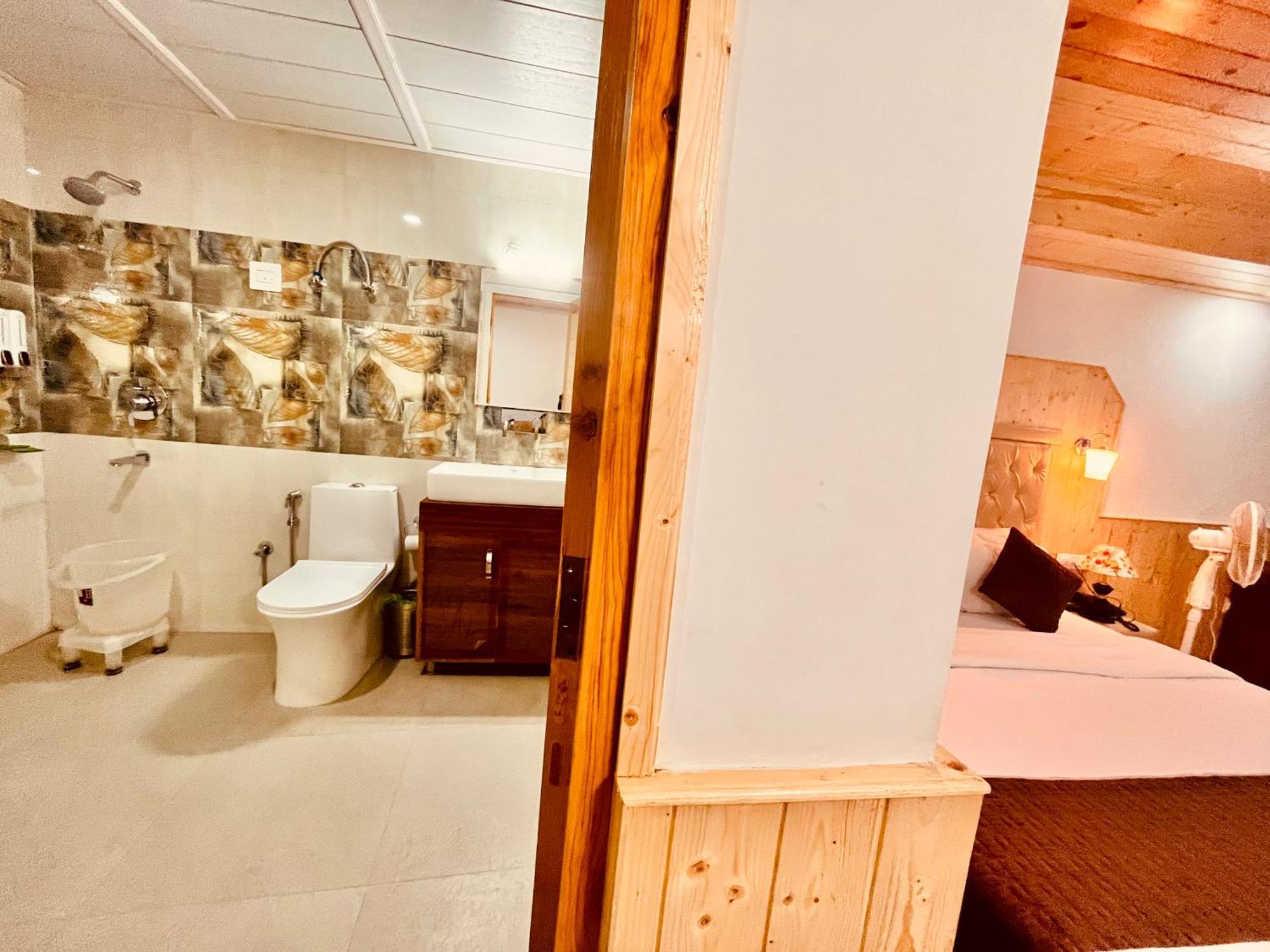 Himalayan Fort Resort, Manali - ! Riverside Property !! Big Lawn With Bonfire !! Best Selling !! Scenic River & Mountais View !! Big Parking !! Luxury Balcony Rooms !! Playing Zone !! Property Of The Year ! M 98160-43600 Екстериор снимка