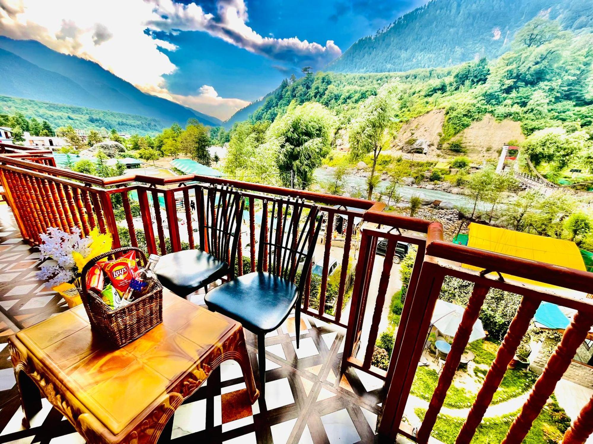 Himalayan Fort Resort, Manali - ! Riverside Property !! Big Lawn With Bonfire !! Best Selling !! Scenic River & Mountais View !! Big Parking !! Luxury Balcony Rooms !! Playing Zone !! Property Of The Year ! M 98160-43600 Екстериор снимка