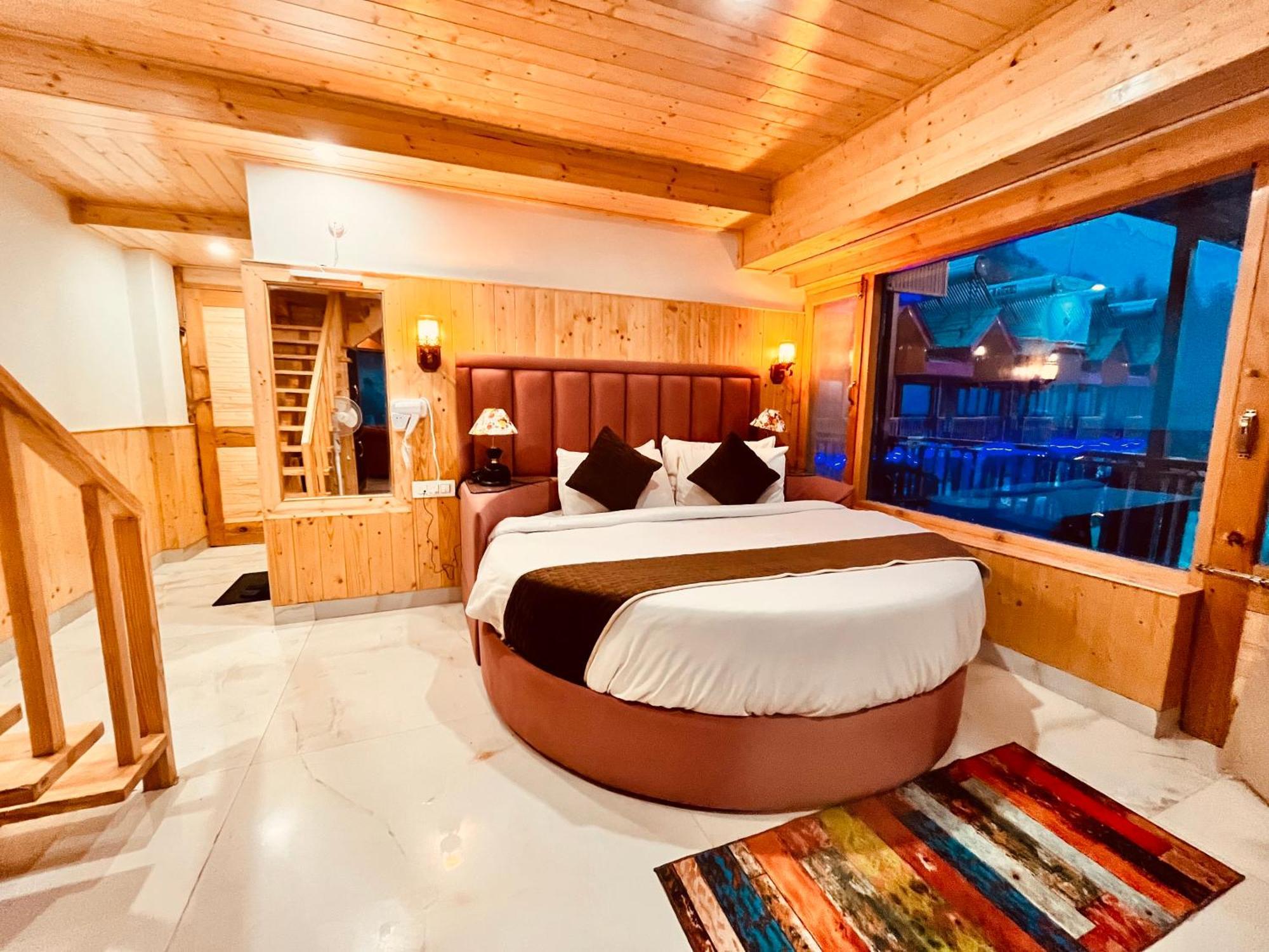 Himalayan Fort Resort, Manali - ! Riverside Property !! Big Lawn With Bonfire !! Best Selling !! Scenic River & Mountais View !! Big Parking !! Luxury Balcony Rooms !! Playing Zone !! Property Of The Year ! M 98160-43600 Екстериор снимка