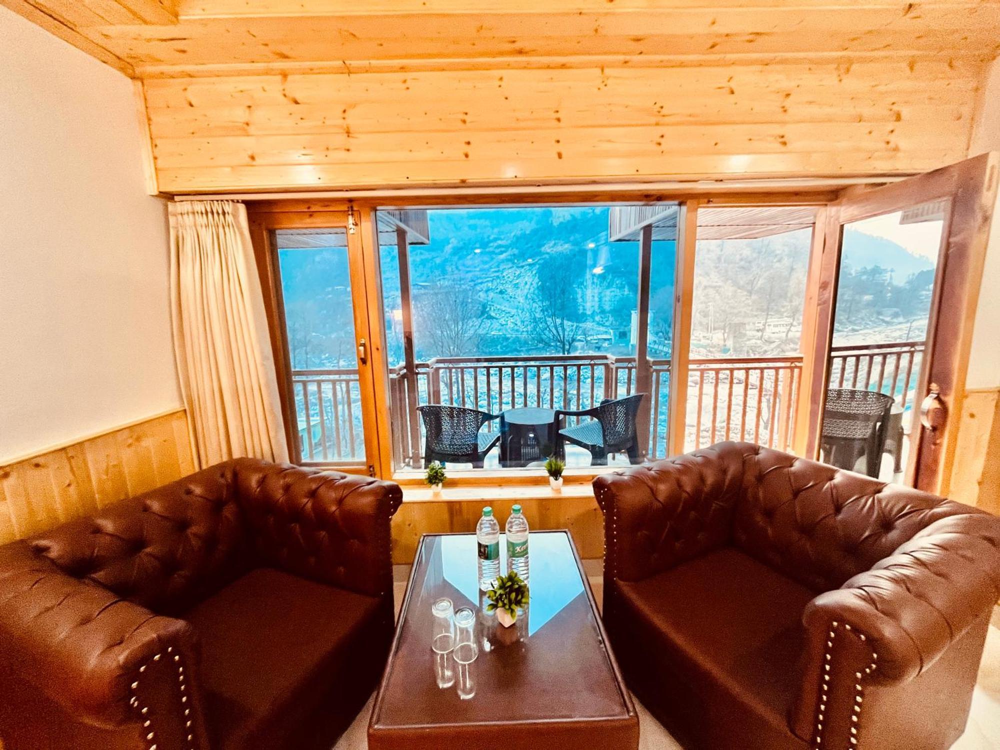 Himalayan Fort Resort, Manali - ! Riverside Property !! Big Lawn With Bonfire !! Best Selling !! Scenic River & Mountais View !! Big Parking !! Luxury Balcony Rooms !! Playing Zone !! Property Of The Year ! M 98160-43600 Екстериор снимка