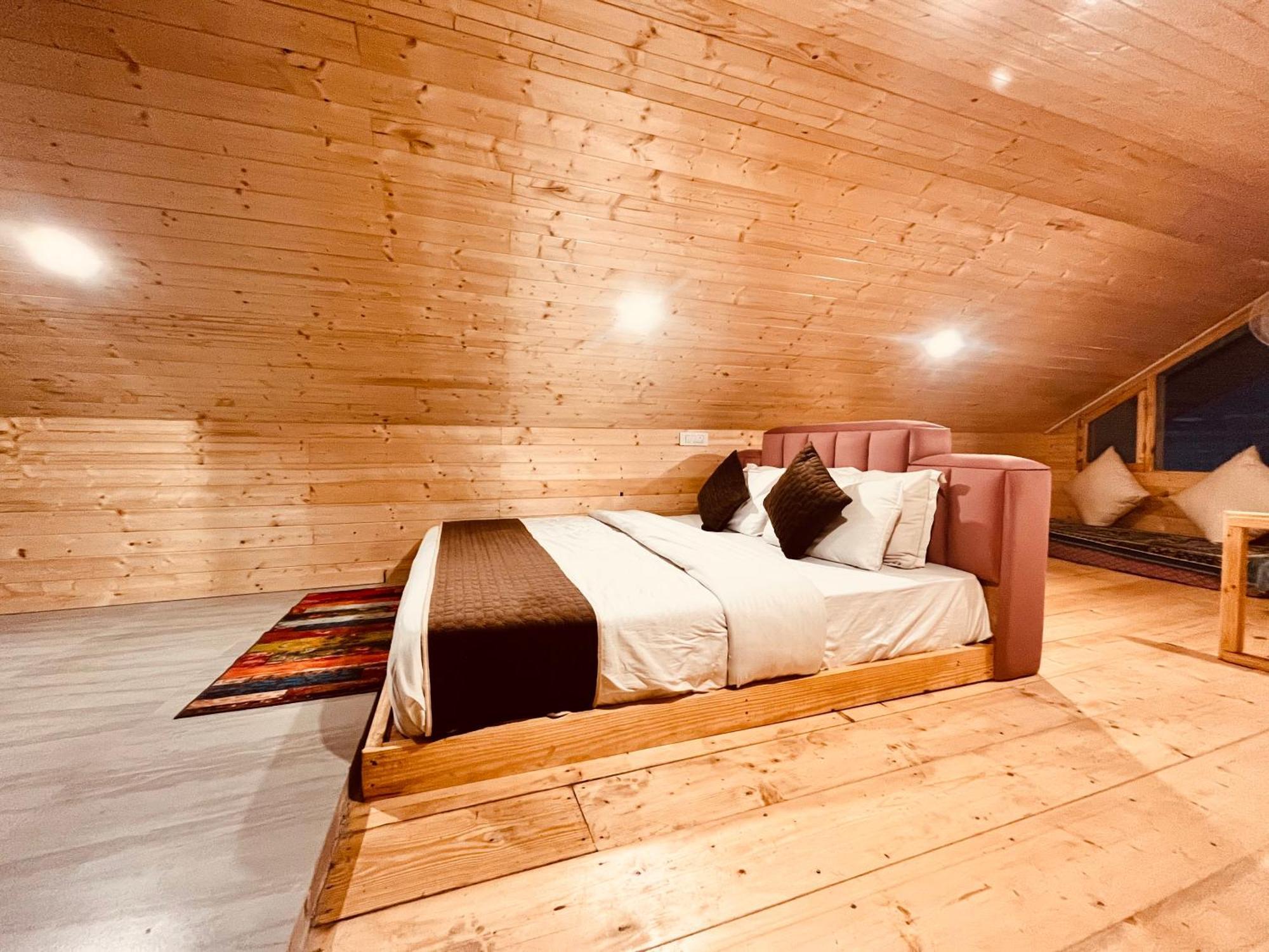 Himalayan Fort Resort, Manali - ! Riverside Property !! Big Lawn With Bonfire !! Best Selling !! Scenic River & Mountais View !! Big Parking !! Luxury Balcony Rooms !! Playing Zone !! Property Of The Year ! M 98160-43600 Екстериор снимка